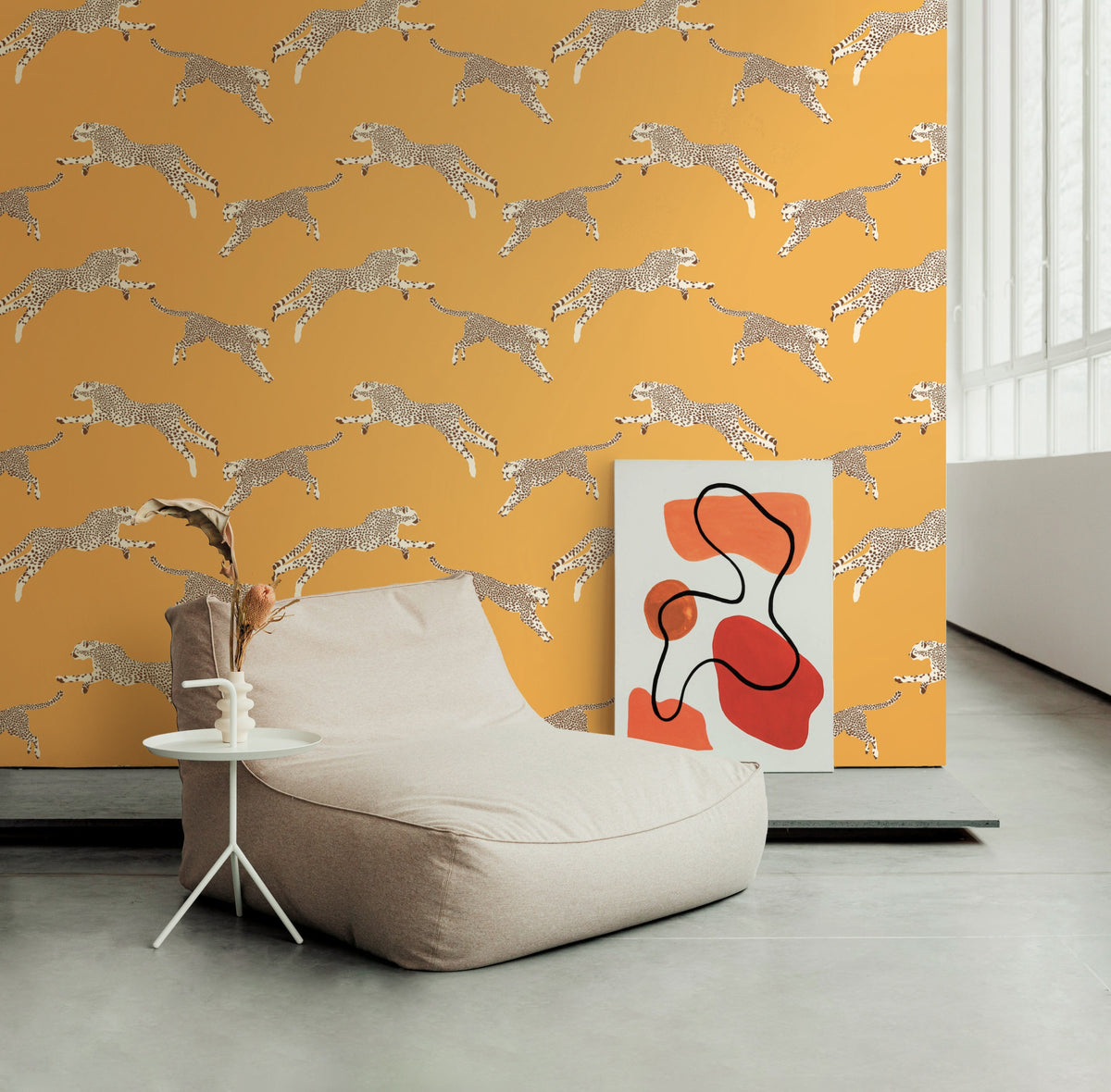 Hookedonwalls Scalamandre Leaping Cheetah JV26020 behang sfeerbeeld