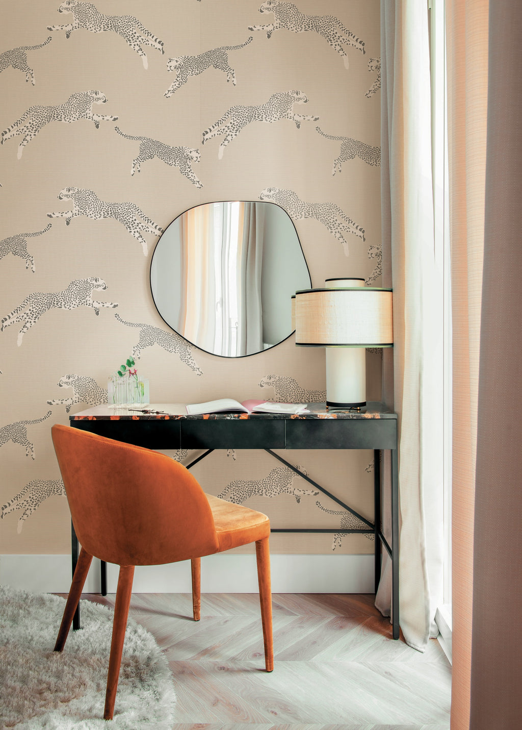 Hookedonwalls Scalamandre Leaping Cheetah JV26023 behang sfeerbeeld