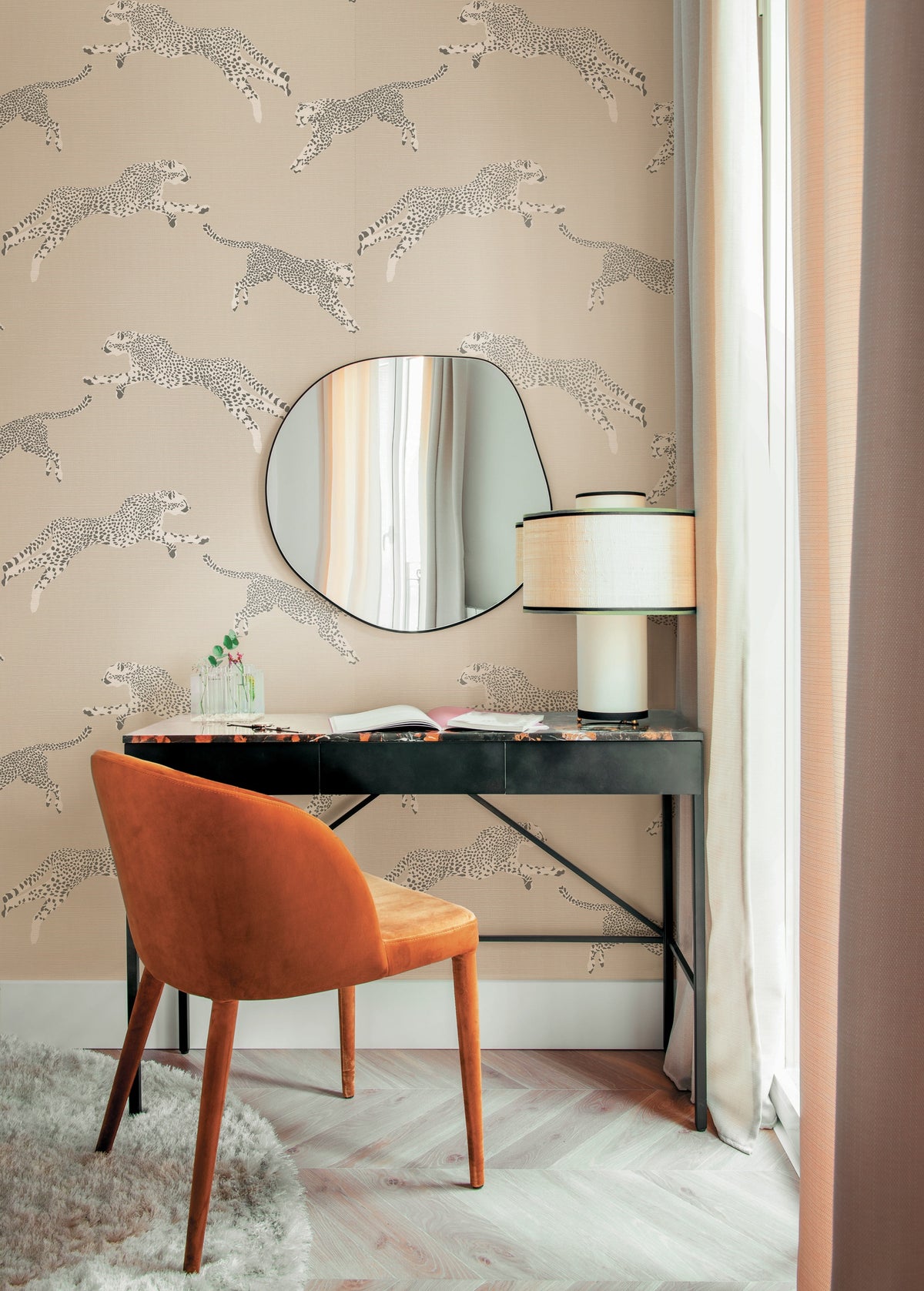 Hookedonwalls Scalamandre Leaping Cheetah JV26023 behang sfeerbeeld