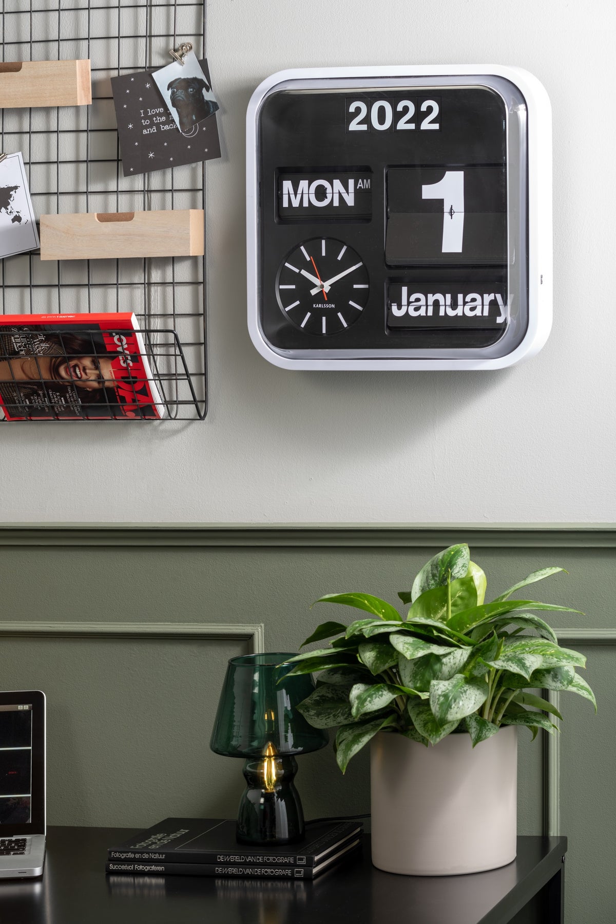 Karlsson flipklok Big Flip, wit, sfeerfoto: aan grijsgroene wand boven bureau met plant en groene lamp