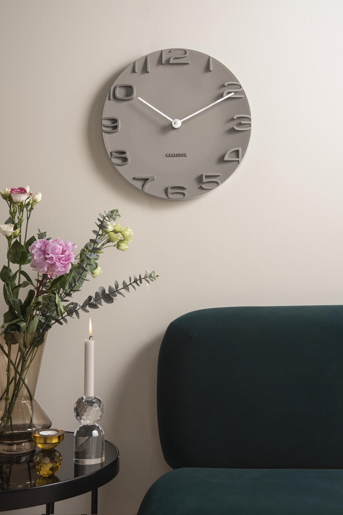 Karlsson wandklok On The Edge, warm grijs met chromen wijzers, sfeerfoto in interieur
