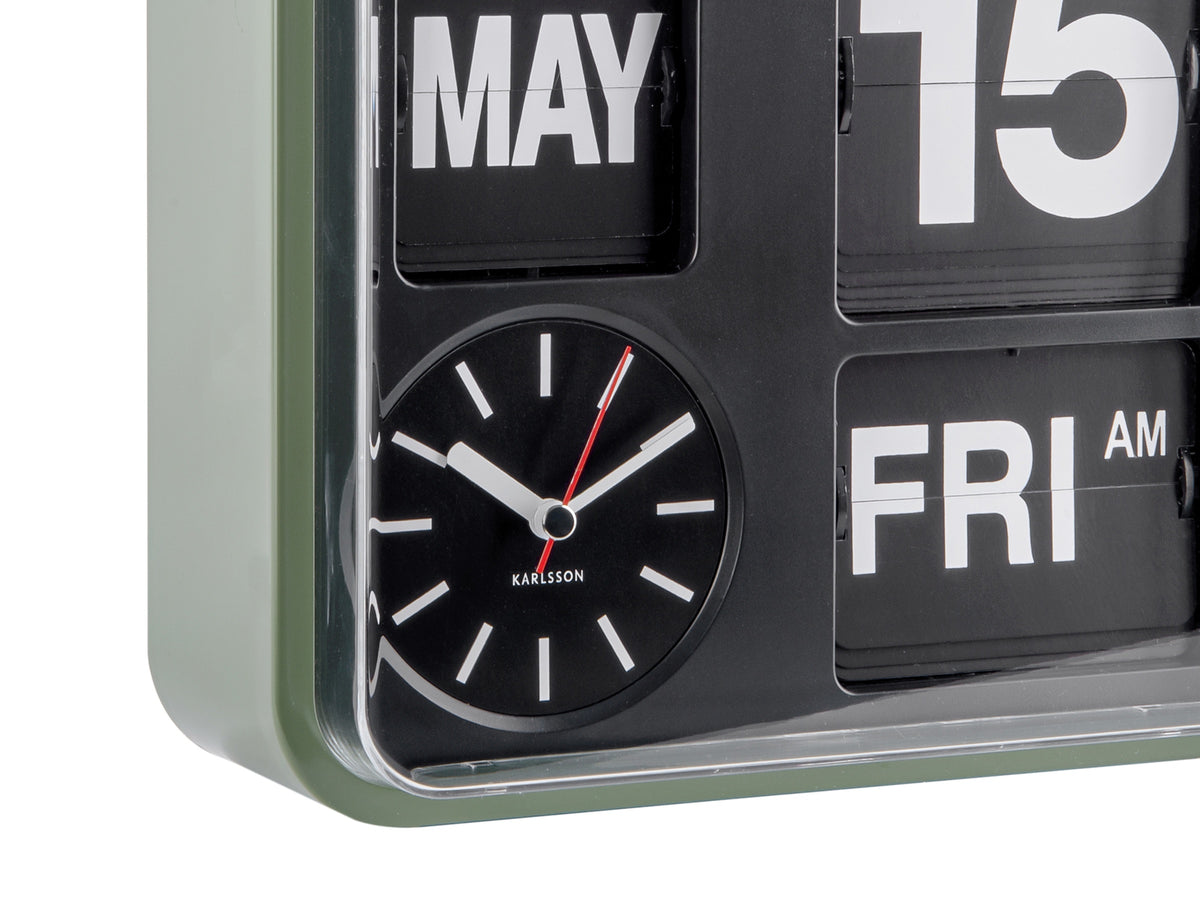 Karlsson flipklok Mini Flip, groen, detail: analoge wijzerplaat met Karlsson-logo, flipkaarten MAY en FRI AM