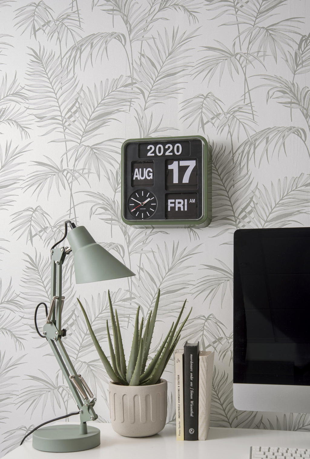 Karlsson flipklok Mini Flip, groen, sfeerfoto: aan wand met palmbladbehang boven bureau met lamp, aloë en boeken