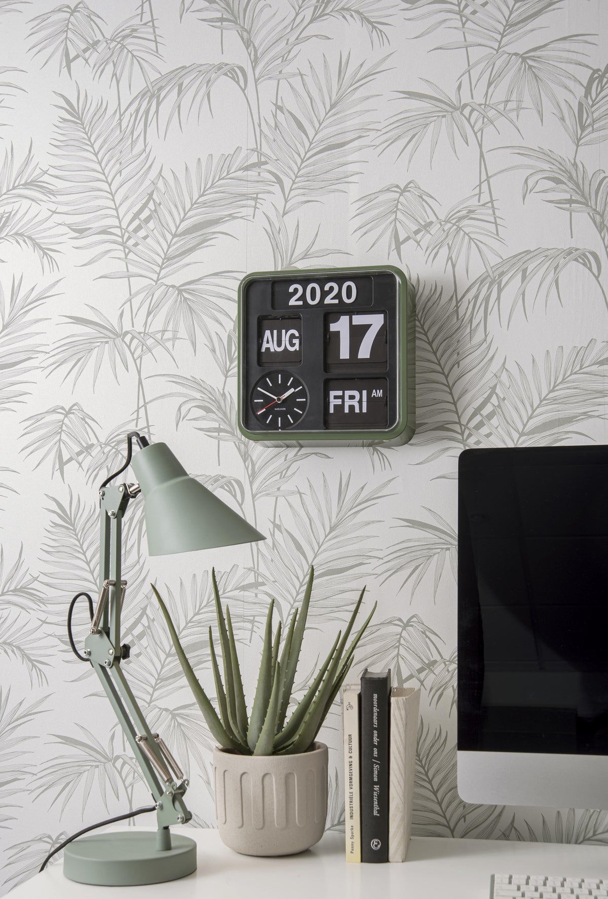 Karlsson flipklok Mini Flip, groen, sfeerfoto: aan wand met palmbladbehang boven bureau met lamp, aloë en boeken