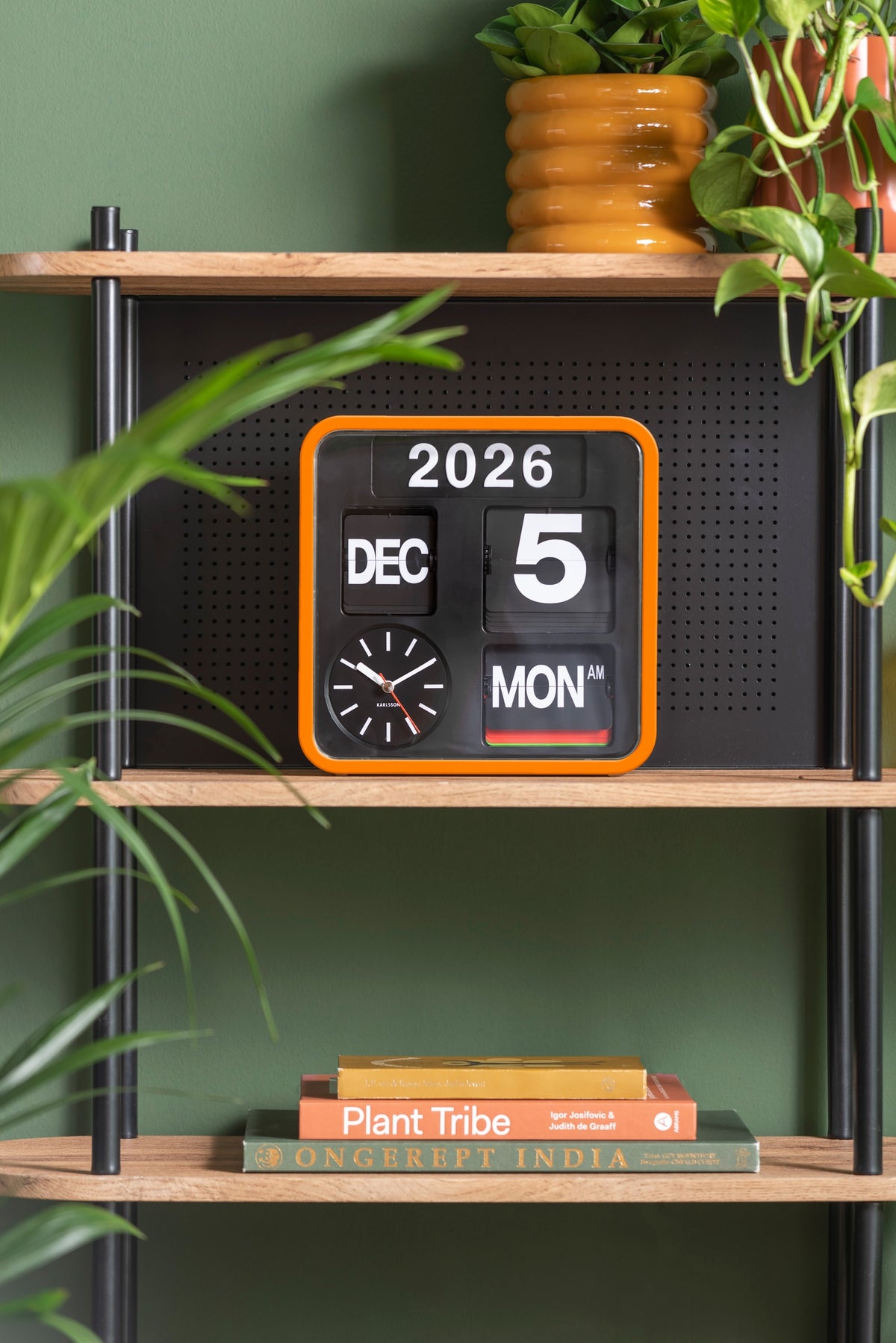 Karlsson flipklok Mini Flip, oranje, sfeerfoto in interieur