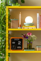 Karlsson flipklok Mini Flip, oranje, sfeerfoto in interieur