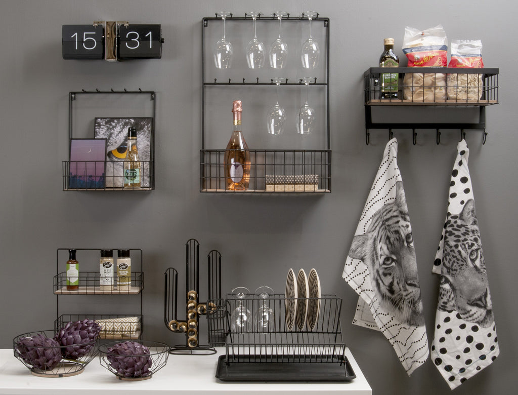Karlsson flipklok Flip Clock No Case, zwart met chromen standaard, sfeerfoto: aan grijze muur boven keukenrekken
