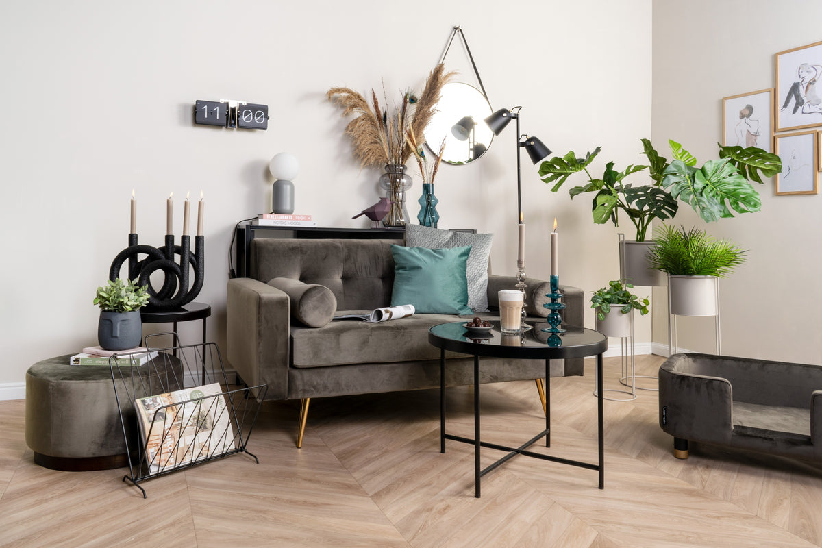 Karlsson flipklok Flip Clock No Case, zwart met chromen standaard, sfeerfoto: aan muur in woonkamer boven bank en salontafel
