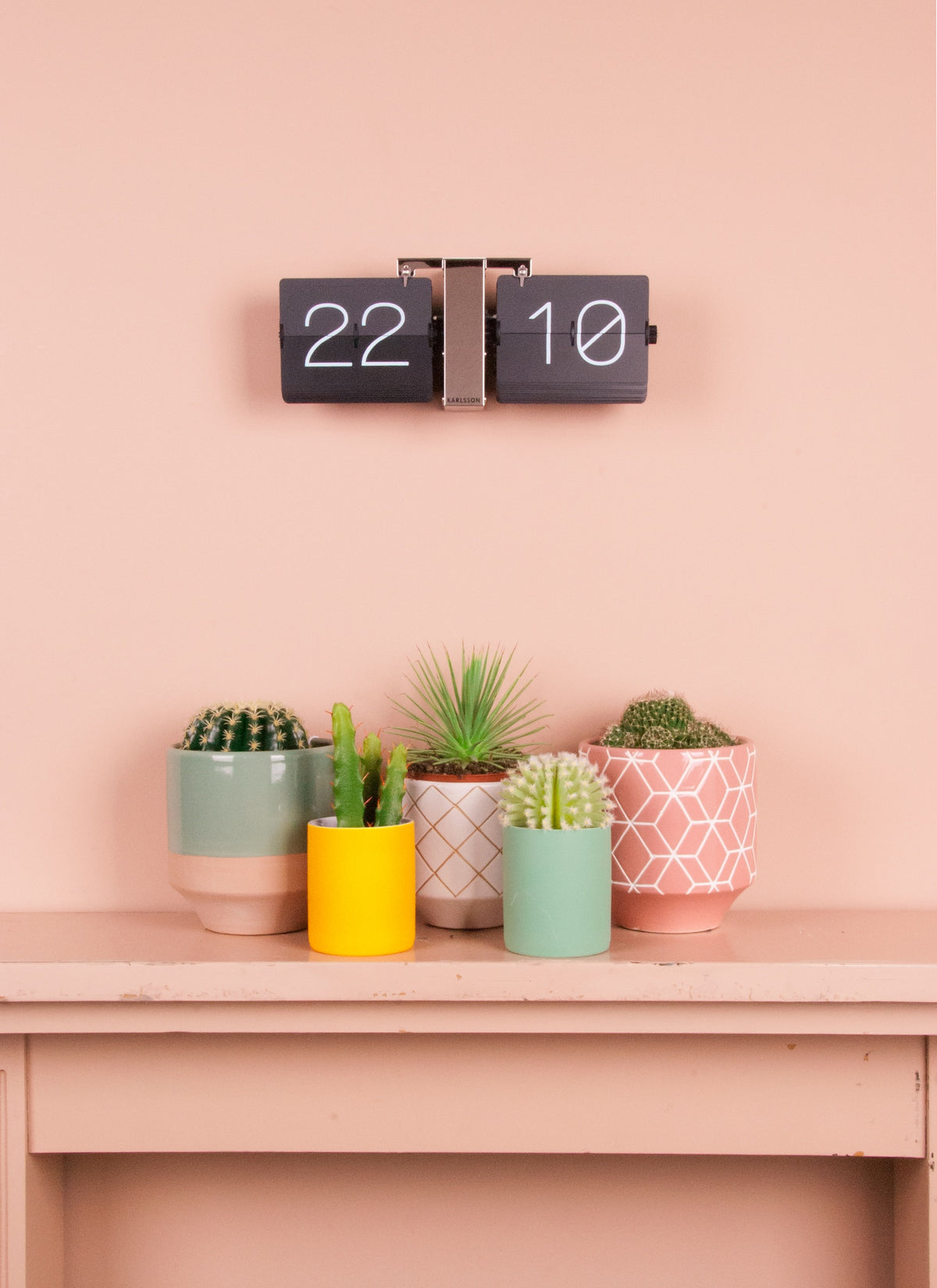 Karlsson flipklok Flip Clock No Case, zwart met chromen standaard, sfeerfoto: aan roze muur boven schouw met cactussen