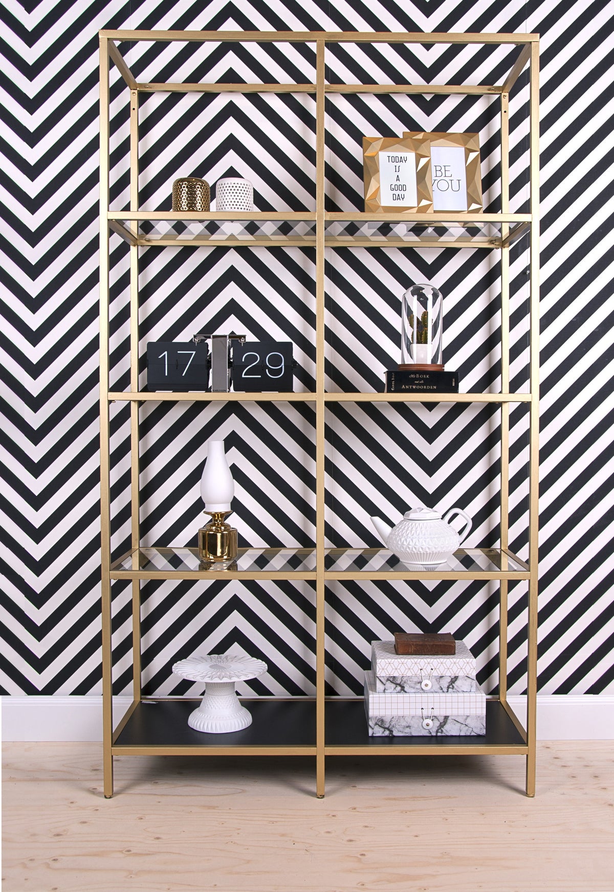 Karlsson flipklok Flip Clock No Case, zwart met chromen standaard, sfeerfoto: op gouden stellingkast met zigzag-behang