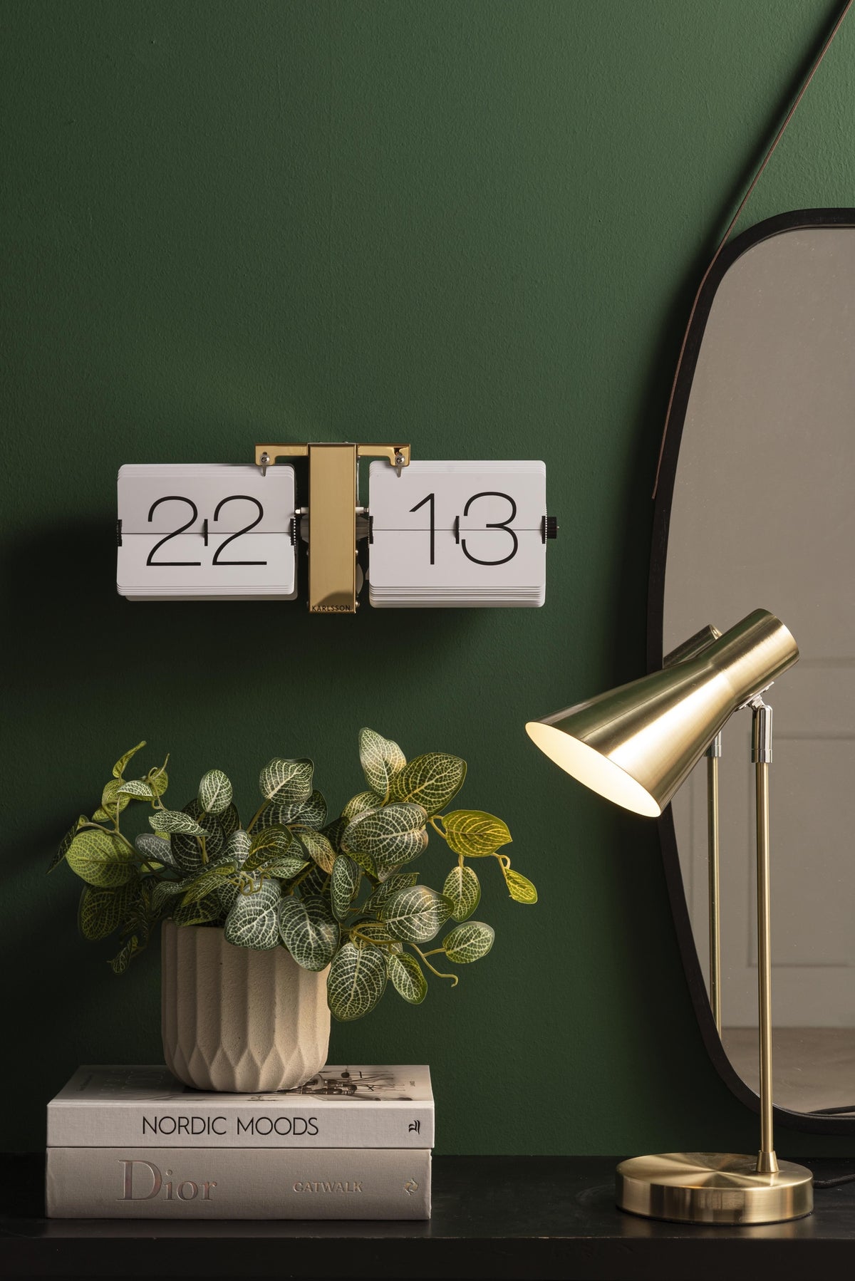 Karlsson flipklok Flip Clock No Case, wit met messing standaard, sfeerfoto in interieur