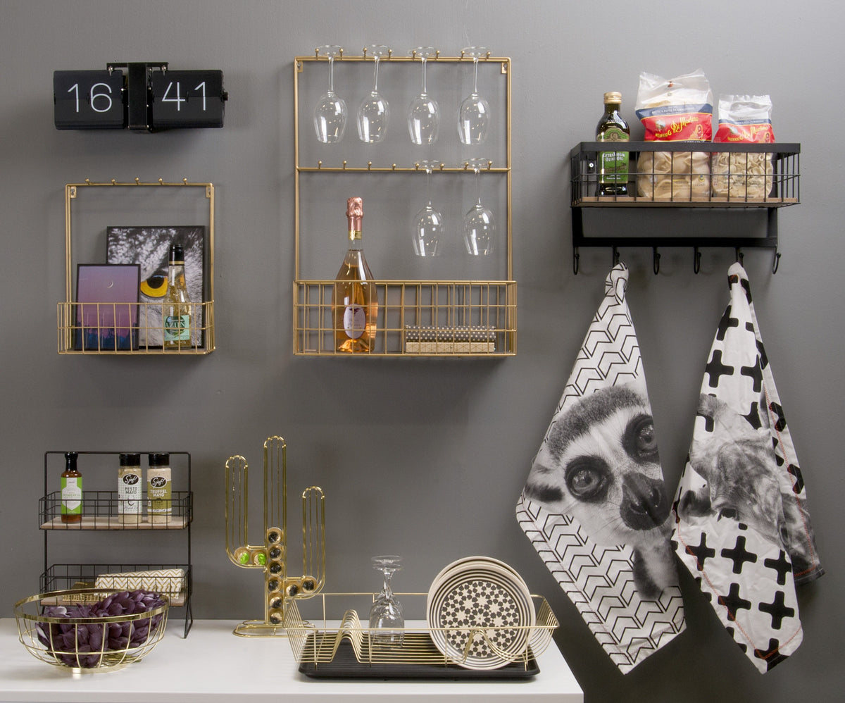 Karlsson flipklok Flip Clock No Case, mat zwart met zwarte standaard, sfeerfoto: aan grijze wand tussen wandrekken