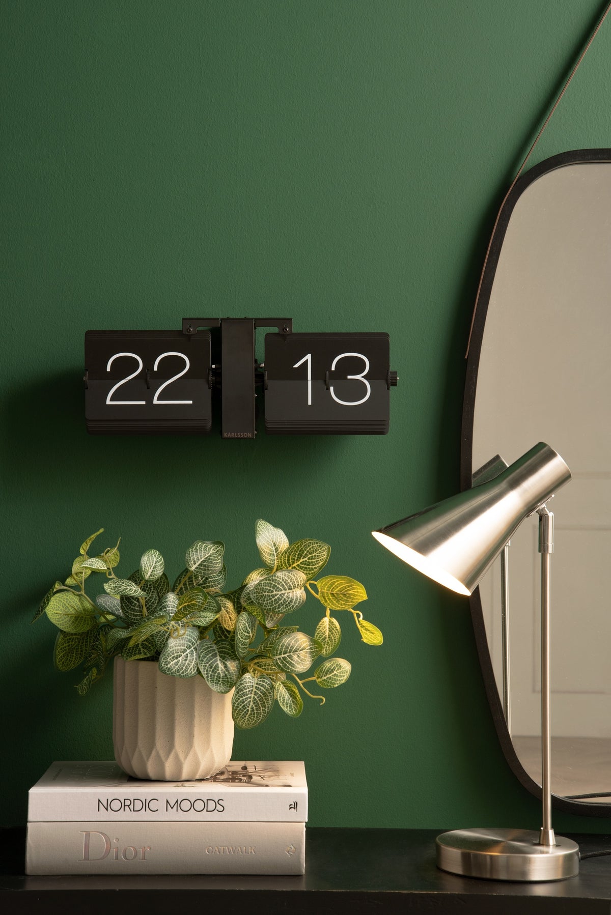 Karlsson flipklok Flip Clock No Case, mat zwart met zwarte standaard, sfeerfoto in interieur