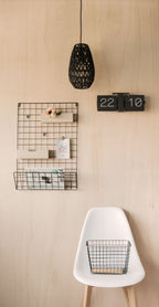 Karlsson flipklok Flip Clock No Case, mat zwart met zwarte standaard, sfeerfoto: aan houten wand met draadrek
