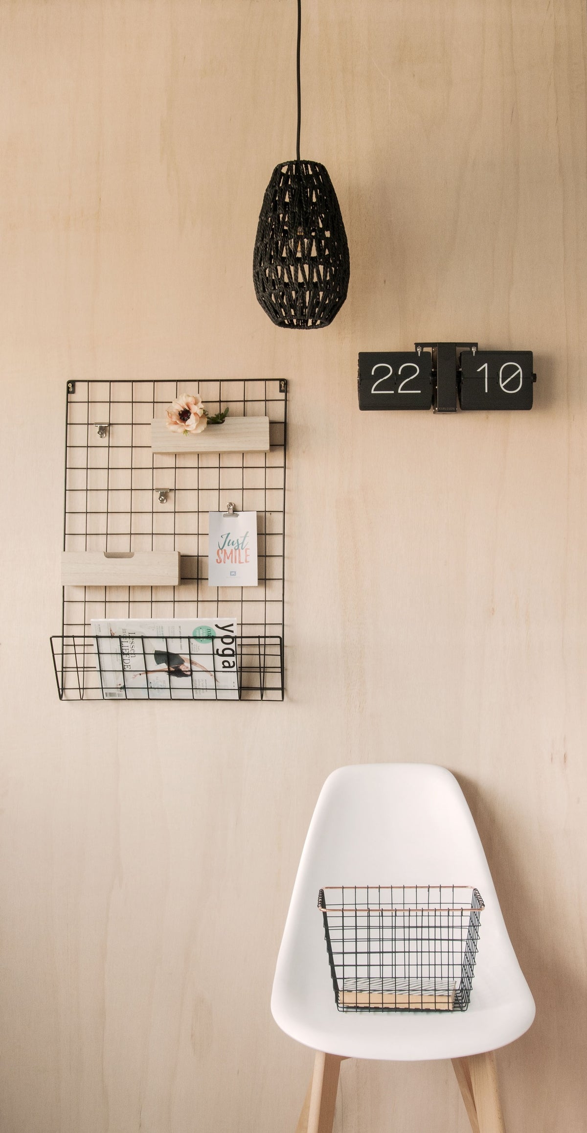 Karlsson flipklok Flip Clock No Case, mat zwart met zwarte standaard, sfeerfoto: aan houten wand met draadrek
