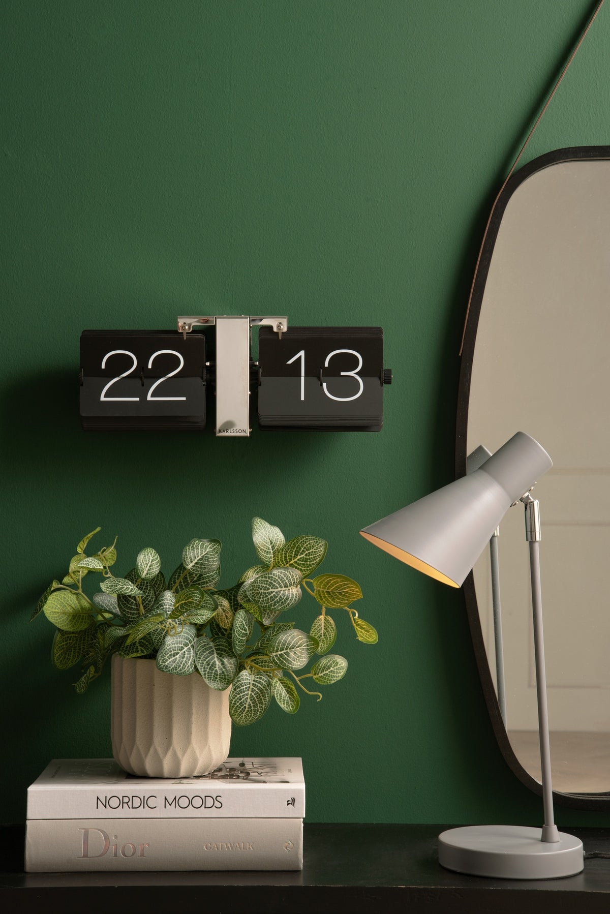 Karlsson flipklok Flip Clock No Case, mat zwart met zwarte standaard, sfeerfoto in interieur