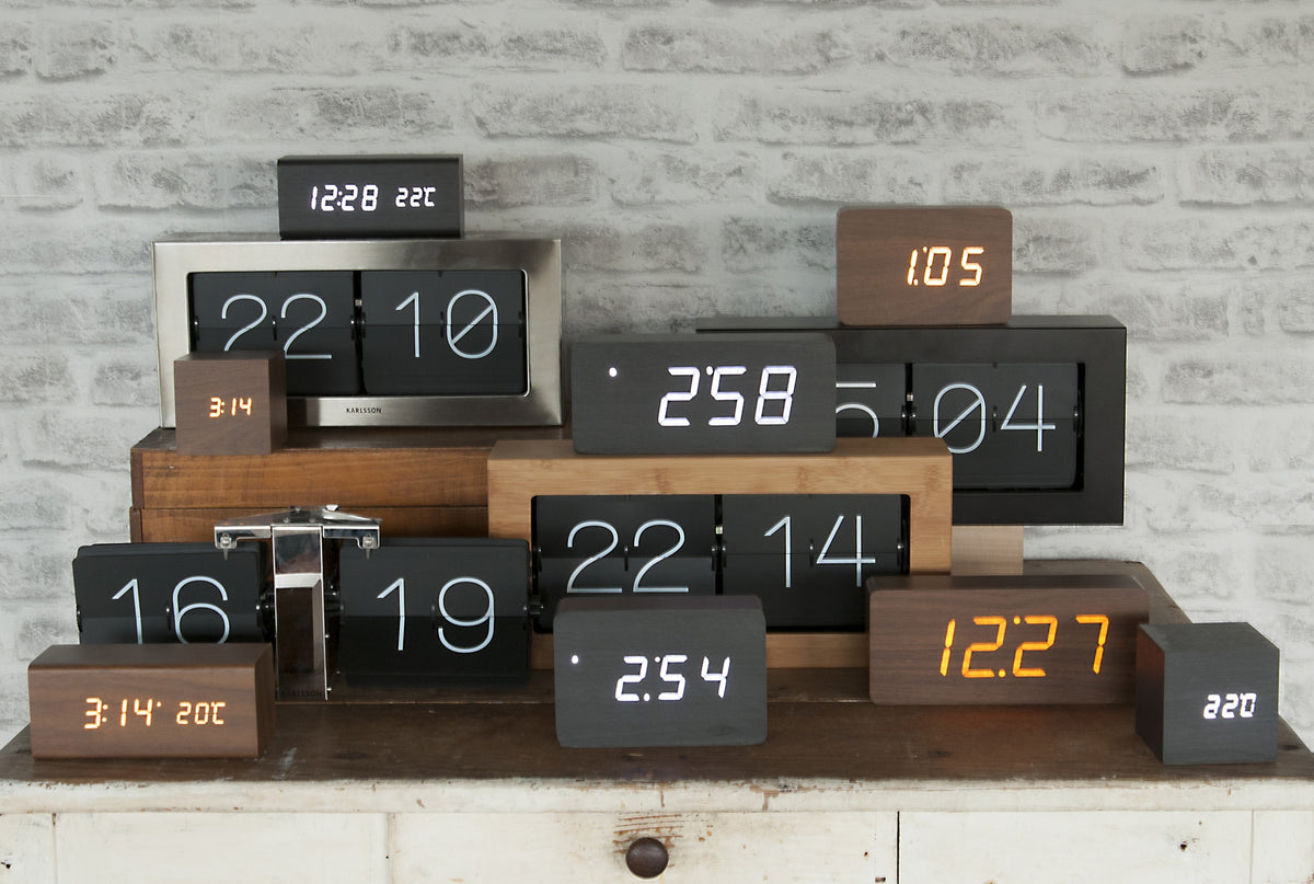 Karlsson wekker Block, zwart fineer, witte led, sfeerfoto in interieur