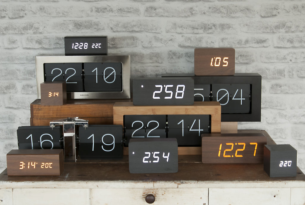 Karlsson wekker Square, donker hout fineer, witte led, sfeerfoto in interieur