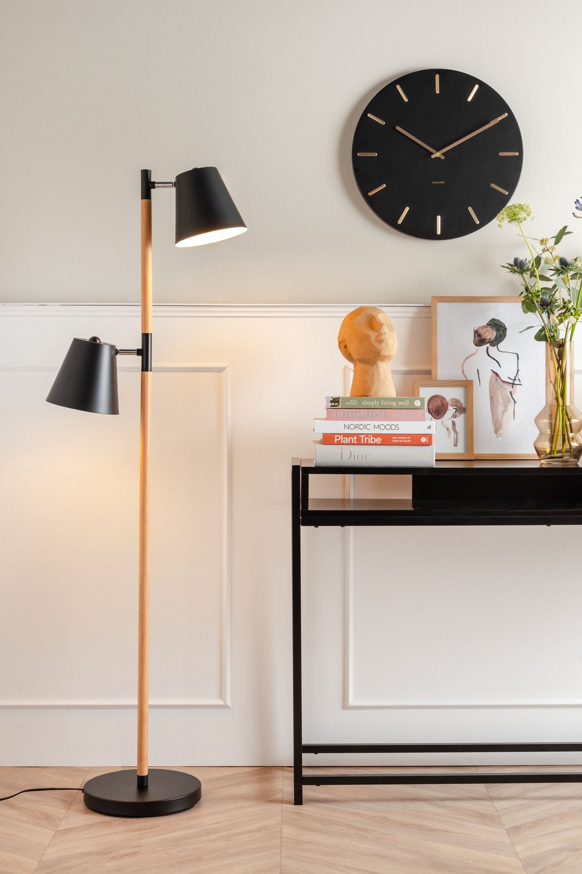 Karlsson wandklok Charm, zwart, sfeerfoto in interieur
