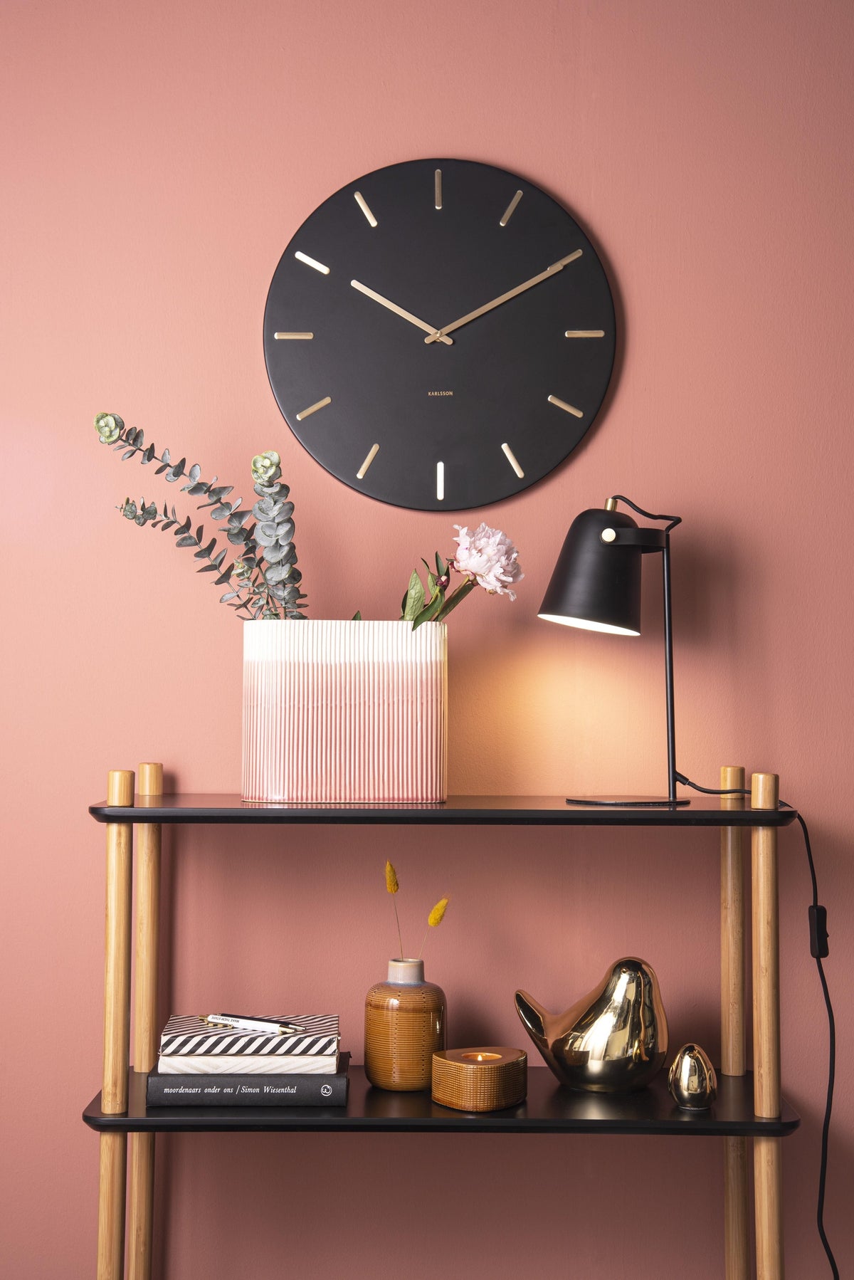 Karlsson wandklok Charm, zwart, sfeerfoto in interieur