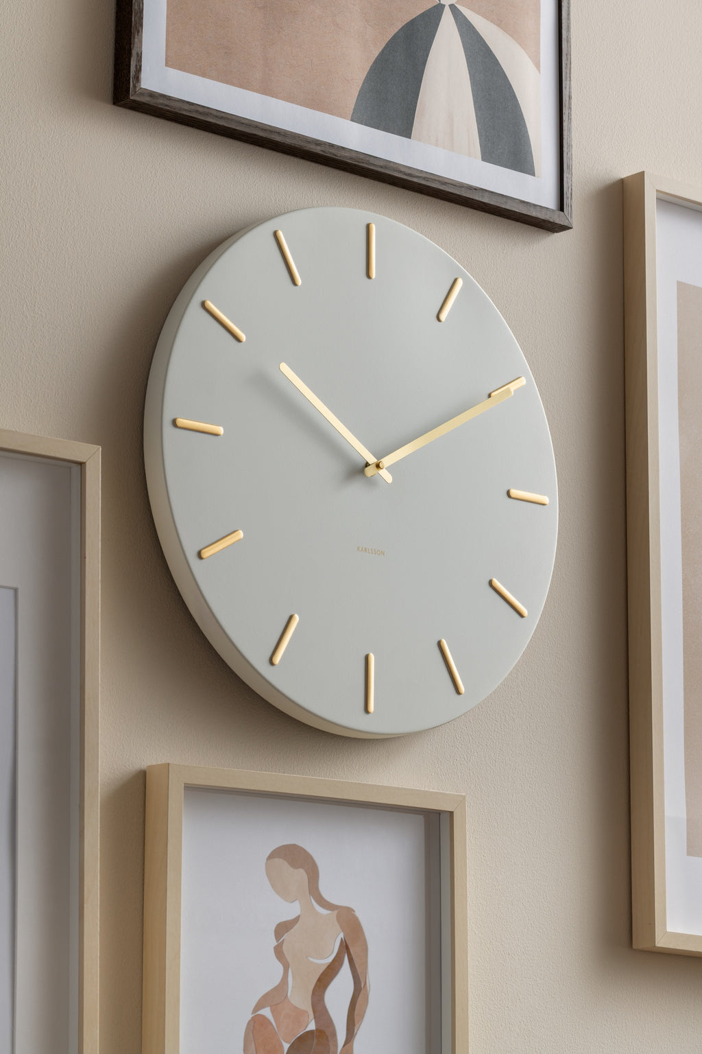 Karlsson wandklok Charm, wit, sfeerfoto in interieur