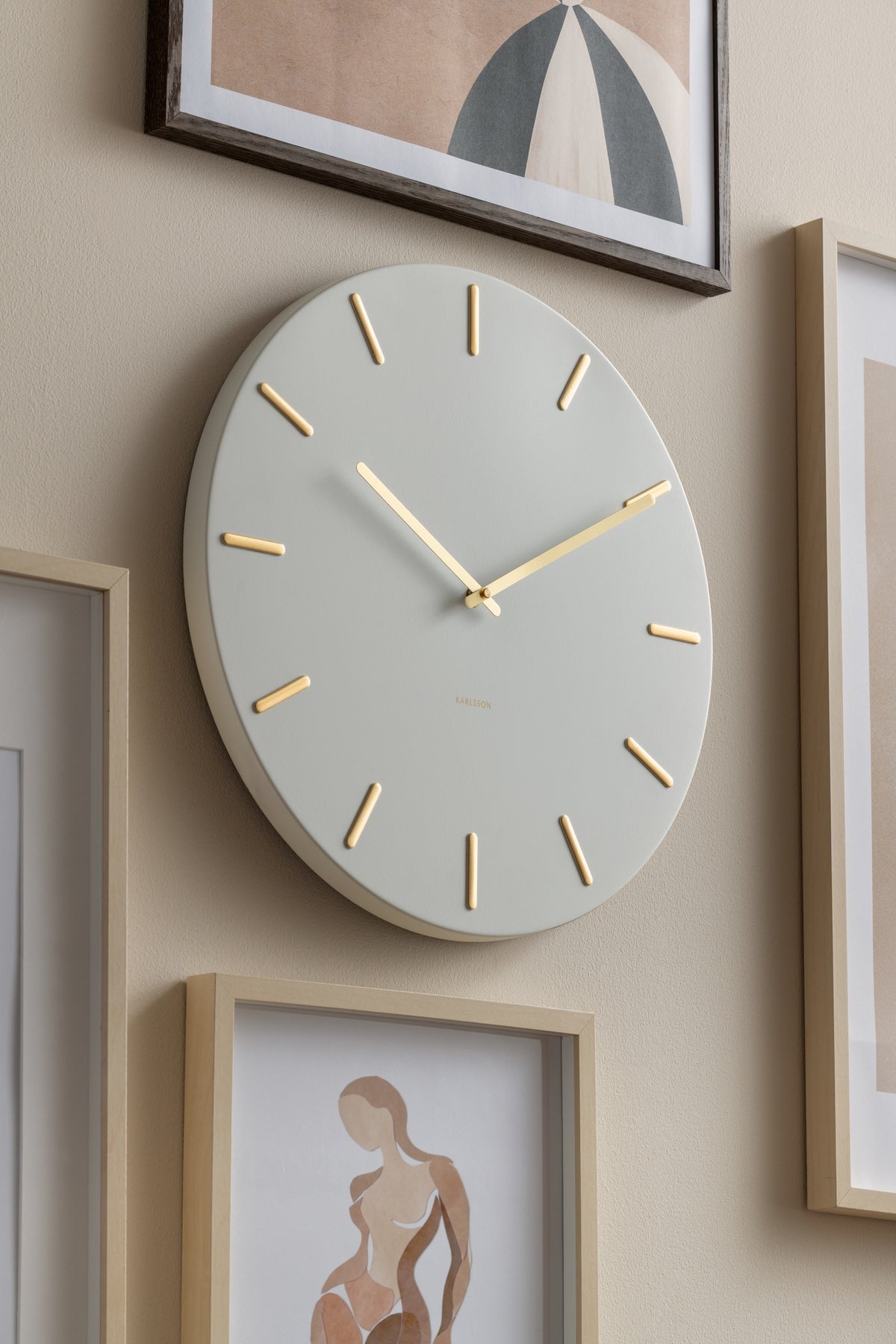 Karlsson wandklok Charm, wit, sfeerfoto in interieur