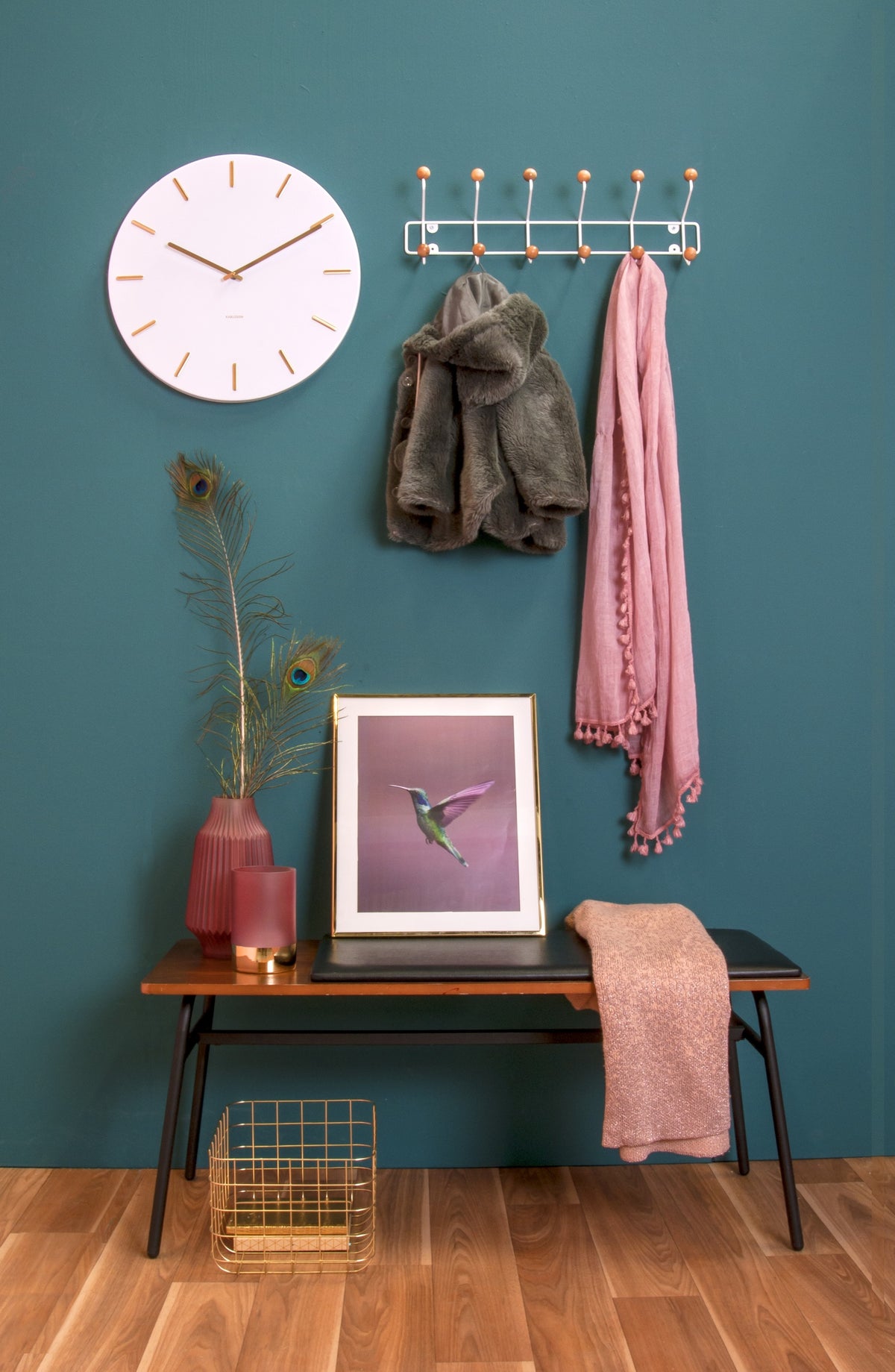 Karlsson wandklok Charm, wit, sfeerfoto in interieur