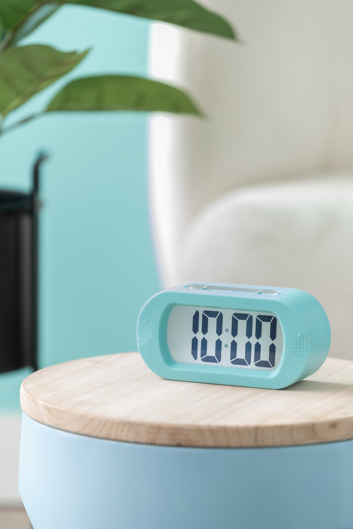 Karlsson wekker Gummy Rubberized, turquoise blauw, sfeerfoto: op houten bijzettafel, display toont 10:00