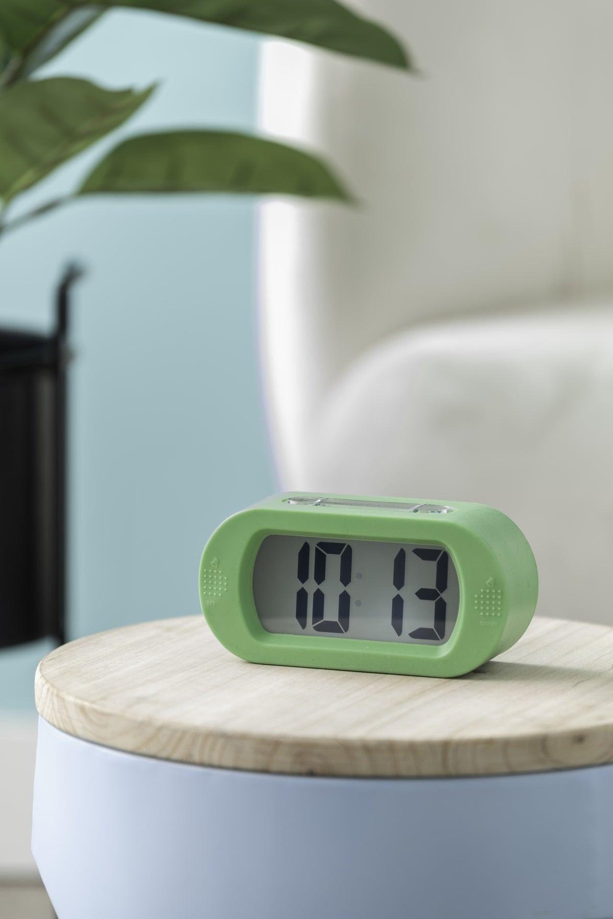 Karlsson wekker Gummy Rubberized, heldergroen, sfeerfoto: op houten bijzettafel, display toont 10:13