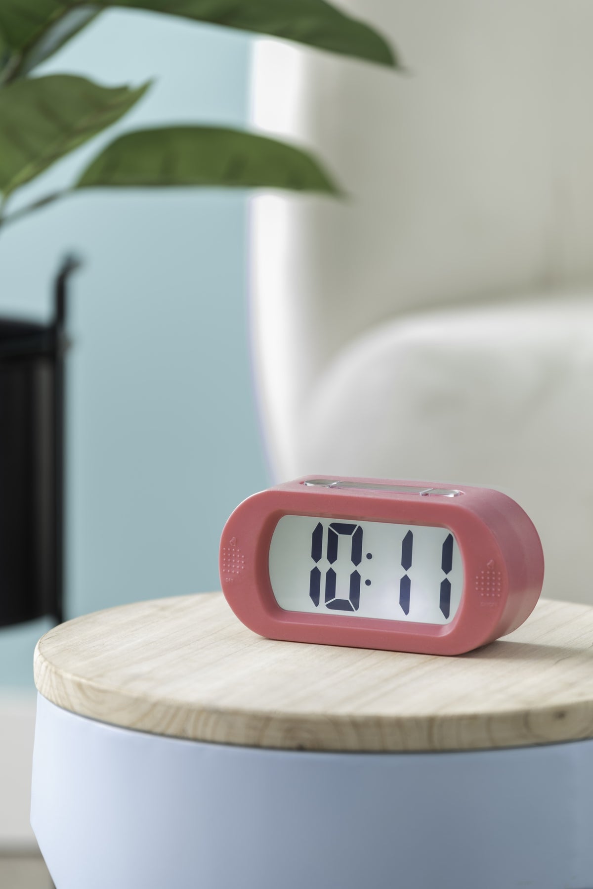 Karlsson wekker Gummy Rubberized, helderroze, sfeerfoto: op houten bijzettafel, display toont 10:11