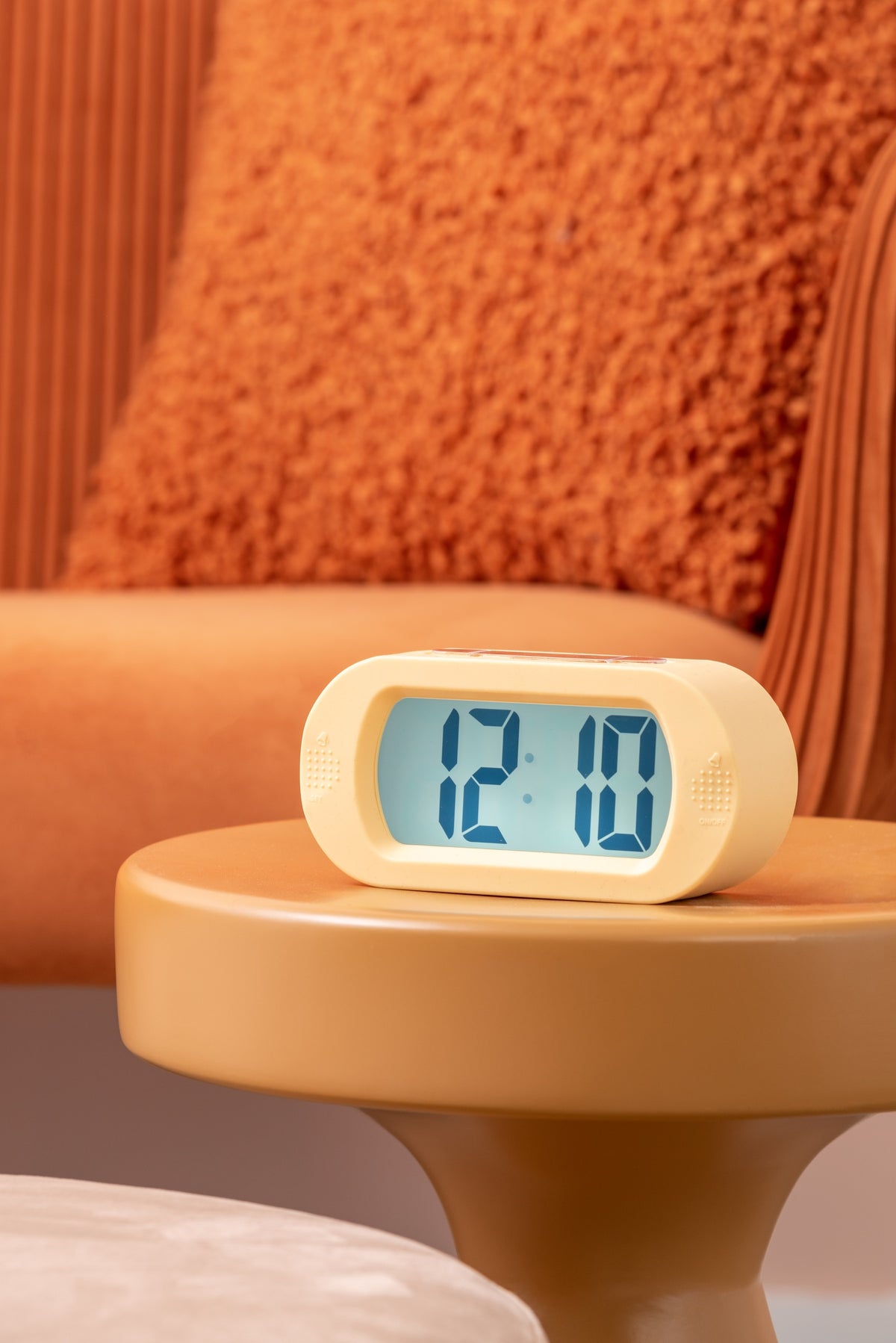 Karlsson wekker Gummy Rubberized, oranje, sfeerfoto in interieur