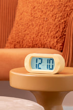 Karlsson wekker Gummy Rubberized, oranje, sfeerfoto in interieur