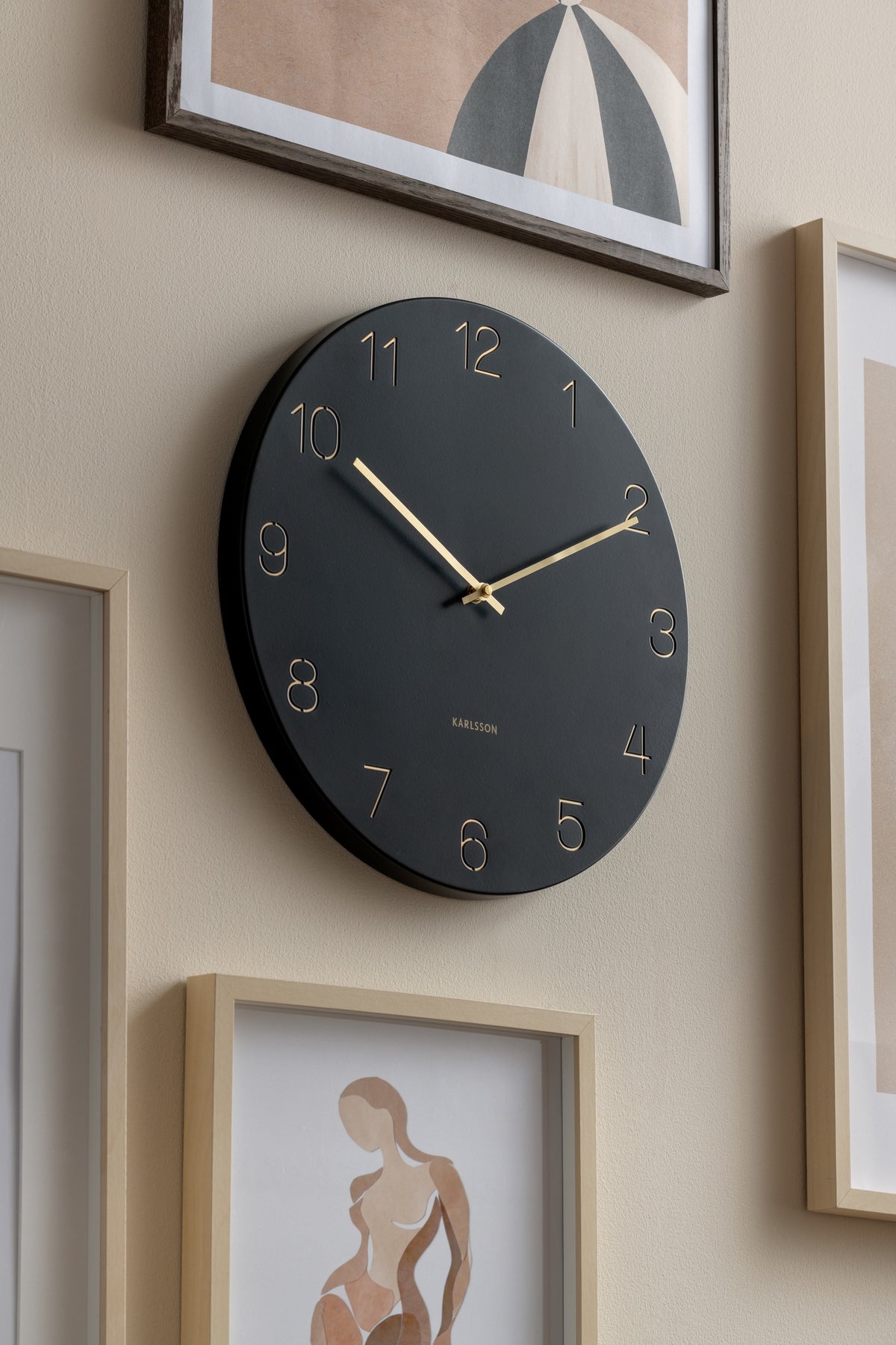 Karlsson wandklok Charm, gegraveerde nummers, zwart, sfeerfoto in interieur