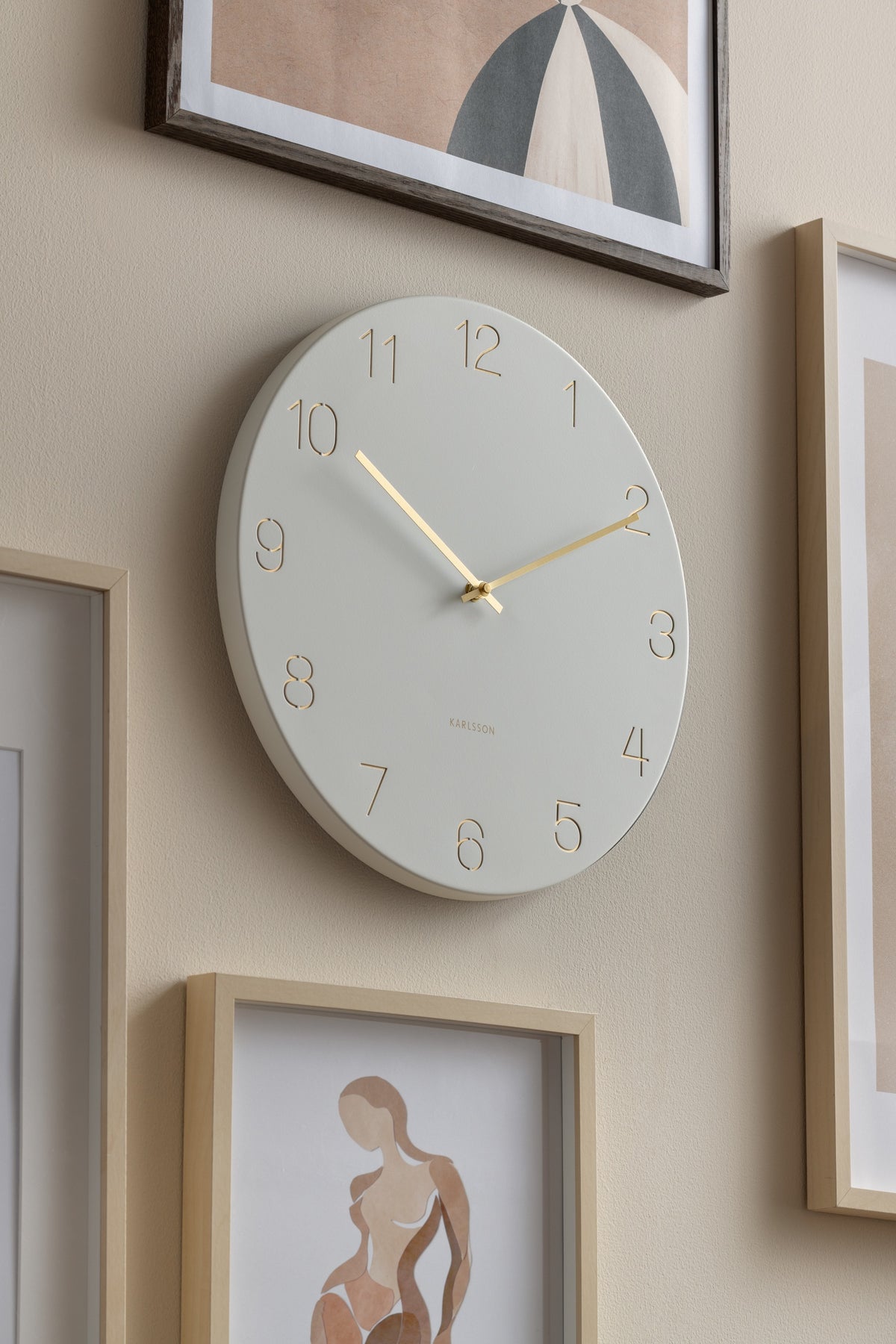 Karlsson wandklok Charm, gegraveerde nummers, wit, sfeerfoto in interieur