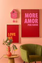 Karlsson koekoeksklok Modern Cuckoo, fel roze abs, sfeerfoto: aan perzikkleurige muur met rode posters en groene fauteuil