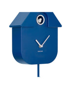 Karlsson koekoeksklok Modern Cuckoo, kobaltblauw, detail: vogeltje in opening en witte wijzers met Karlsson-logo