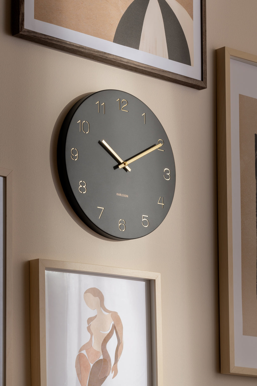 Karlsson wandklok Charm Small, gegraveerde cijfers, zwart, sfeerfoto in interieur