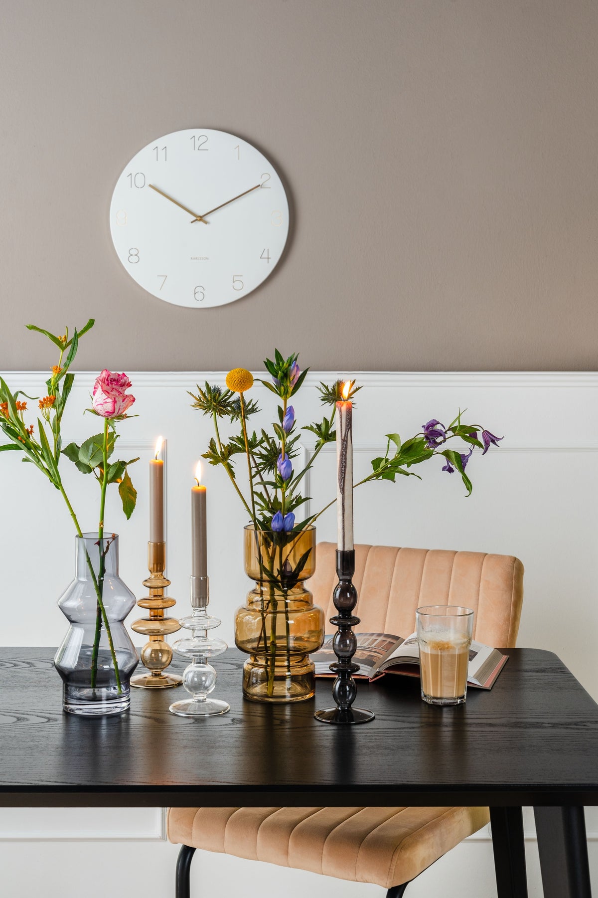 Karlsson wandklok Charm Small, gegraveerde cijfers, wit, sfeerfoto: aan taupe wand boven eettafel met vazen