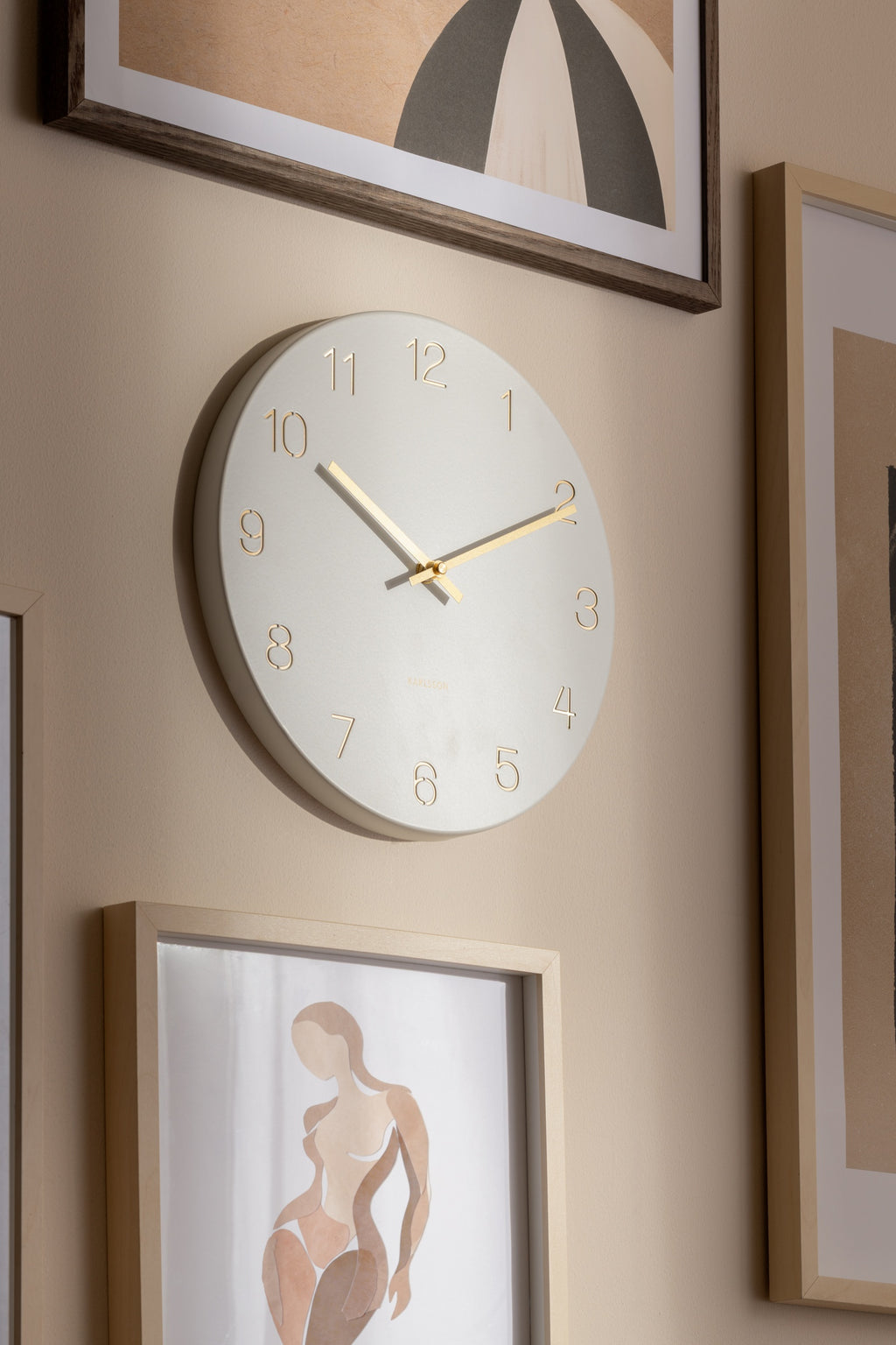 Karlsson wandklok Charm Small, gegraveerde cijfers, wit, sfeerfoto in interieur