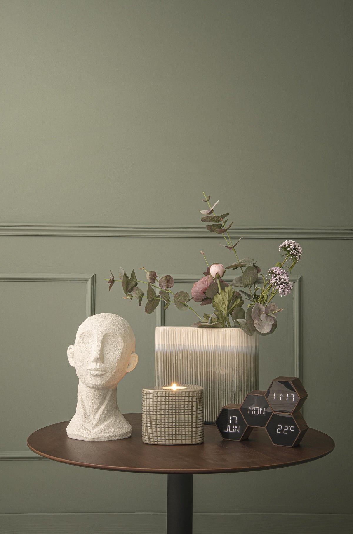 Karlsson wekker Six In The Mix, zwart hout geschilderd, sfeerfoto in interieur