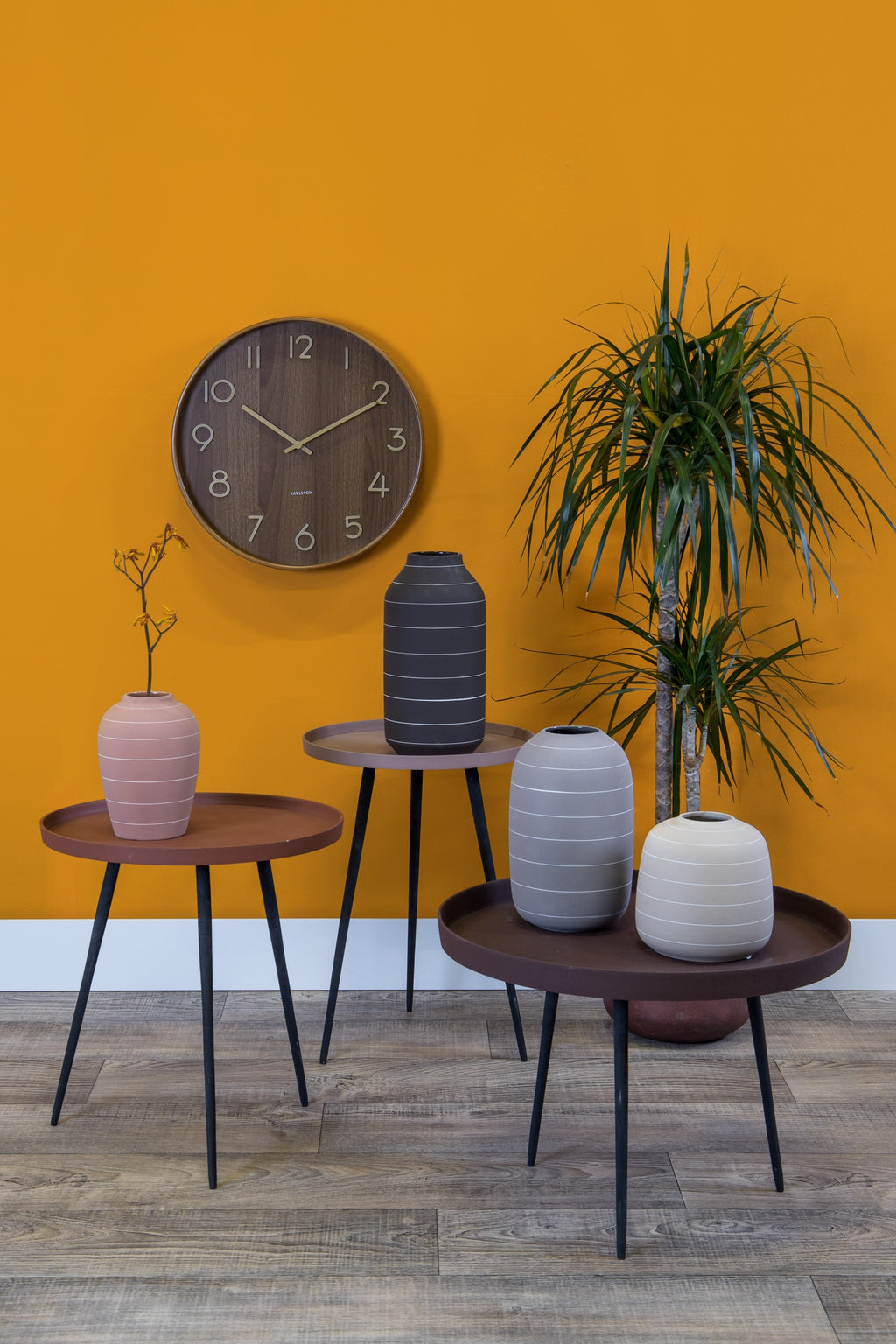 Karlsson wandklok Pure Medium, donker lindehout, sfeerfoto in interieur