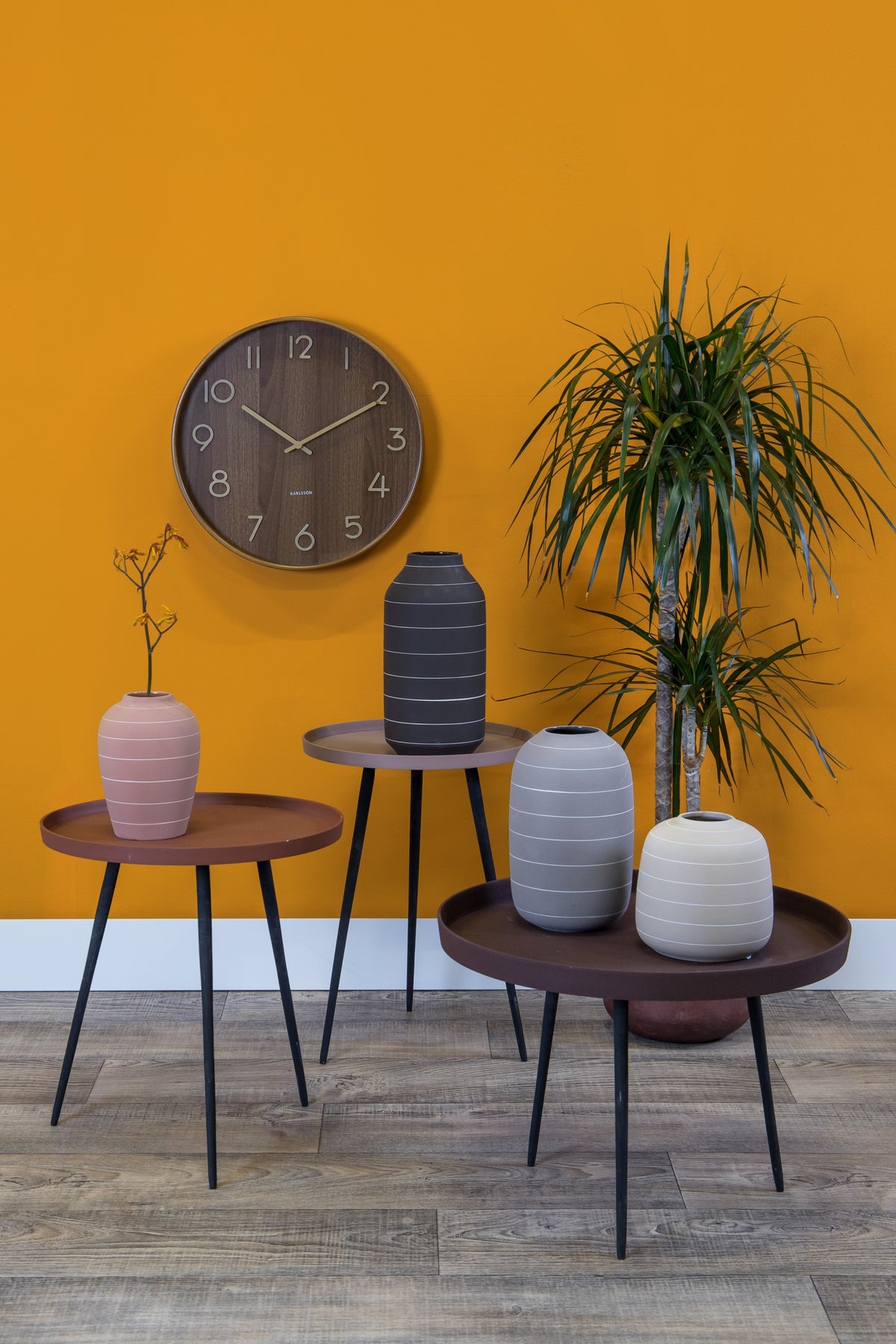 Karlsson wandklok Pure Medium, donker lindehout, sfeerfoto in interieur