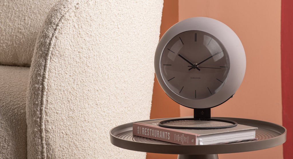 Karlsson tafelklok Nirvana Globe, donker warm grijs, sfeerfoto in interieur
