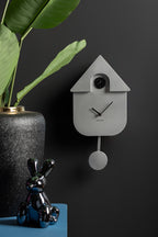 Karlsson koekoeksklok Modern Cuckoo, zilver abs metallic, sfeerfoto: aan donkere muur naast plant en glanzend konijn