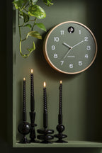 Karlsson koekoeksklok Natural Cuckoo, berkenhout jungle groen, sfeerfoto in interieur