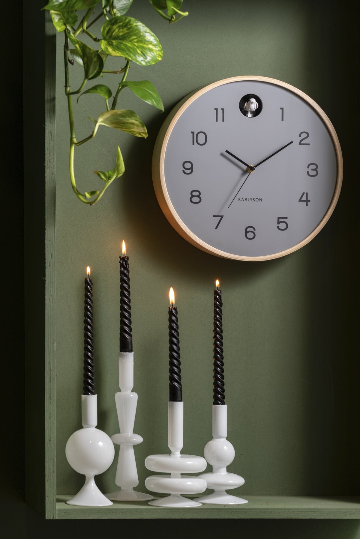 Karlsson koekoeksklok Natural Cuckoo, berkenhout muisgrijs, sfeerfoto in interieur