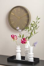 Karlsson wandklok Belle Numbers, ijzer mosgroen, sfeerfoto in interieur