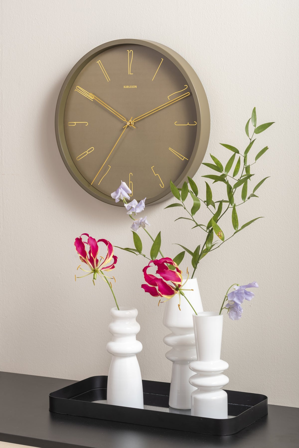 Karlsson wandklok Belle Numbers, ijzer mosgroen, sfeerfoto in interieur