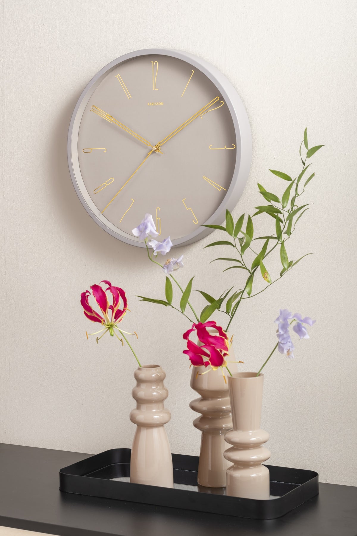 Karlsson wandklok Belle Numbers, ijzer warm grijs, sfeerfoto in interieur