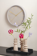 Karlsson wandklok Belle Numbers, ijzer warm grijs, sfeerfoto in interieur